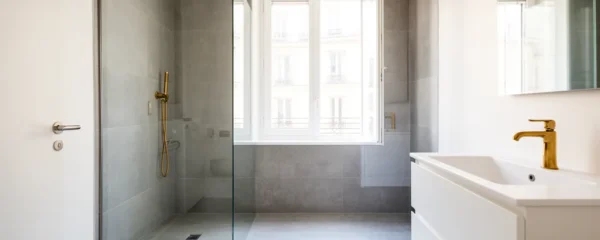 Salle de bain moderne rénovée dans appartement parisien avec douche italienne
